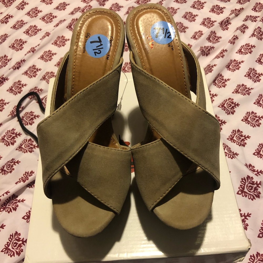 Crisscross nude  step in